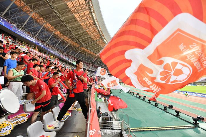 od体育登录入口-国内足球赛事掀起热潮,球迷热情高涨