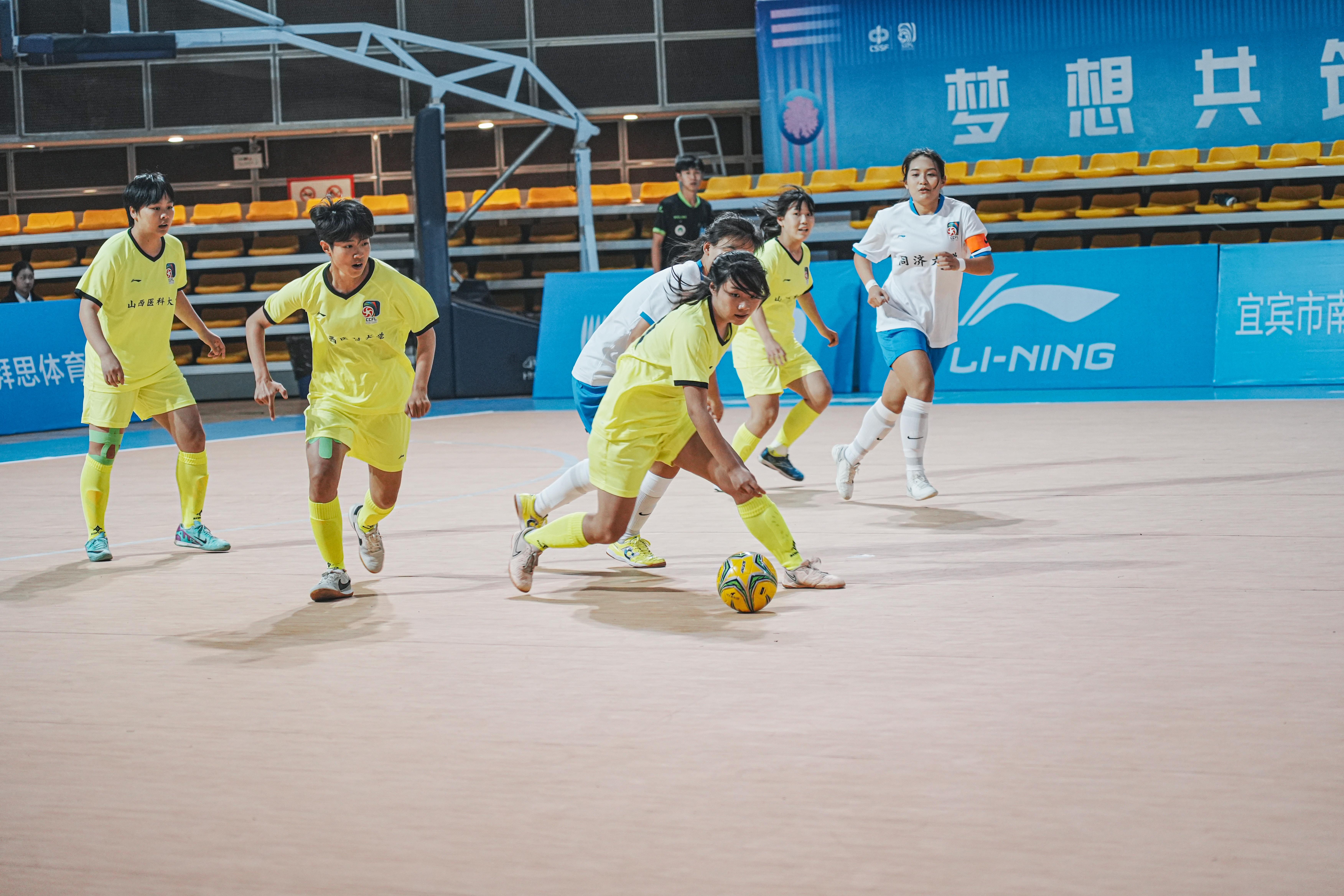 od体育官网登录网址-足球对决中,球员们各显身手的简单介绍