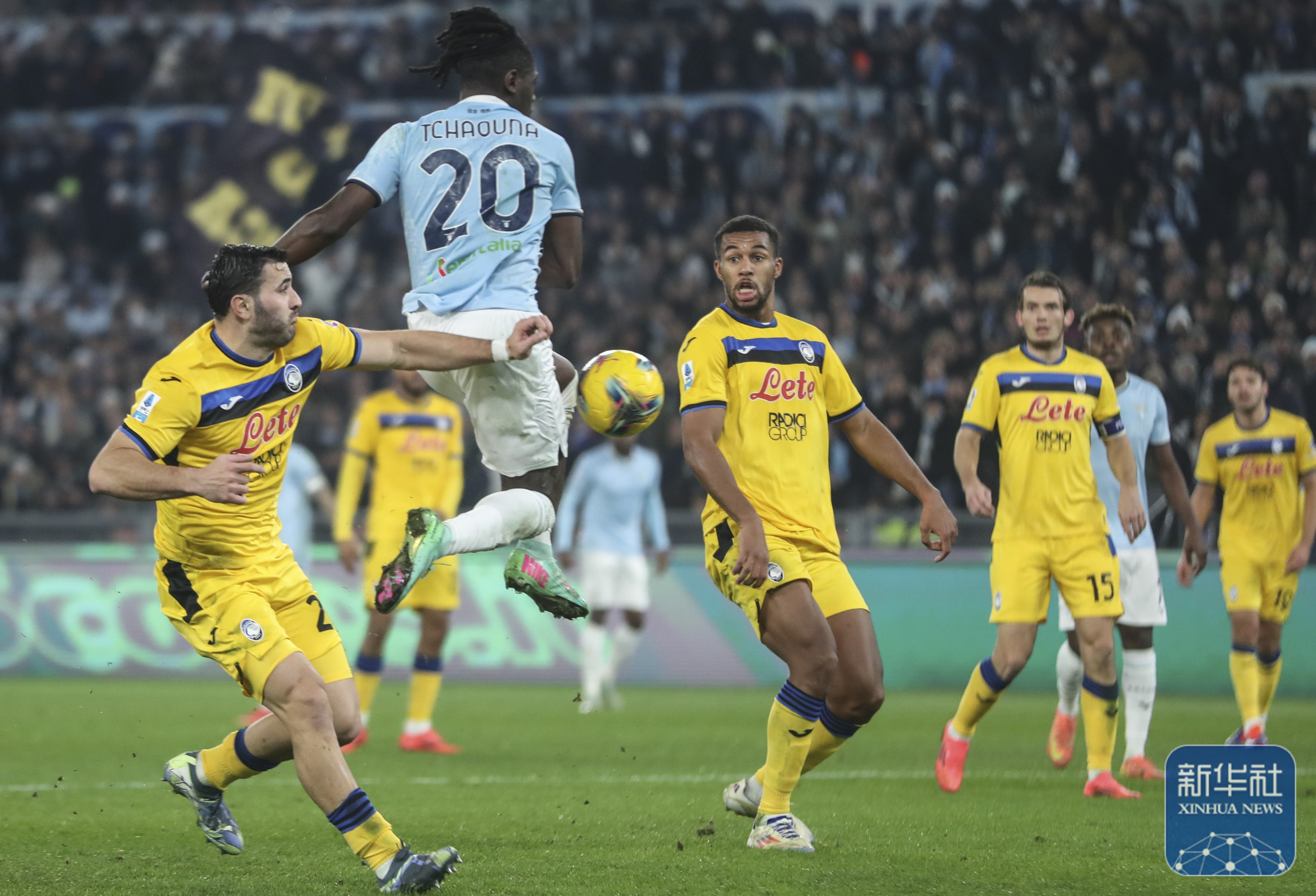 od体育网页版登录入口-双方球队在足球比赛中展开激烈较量