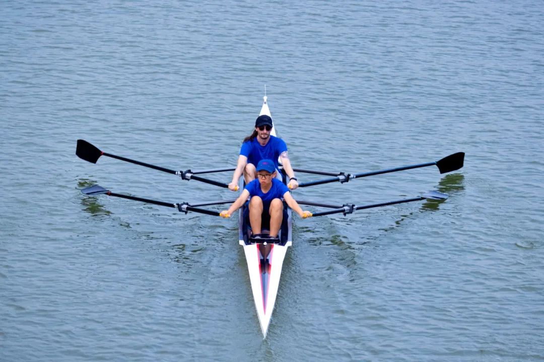 赛艇比赛男子组决赛场面激烈的简单介绍