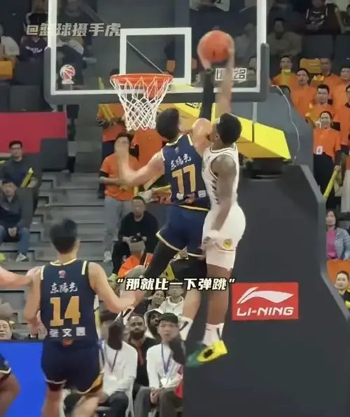 包含比赛中球队得分领先,轻松取胜的词条