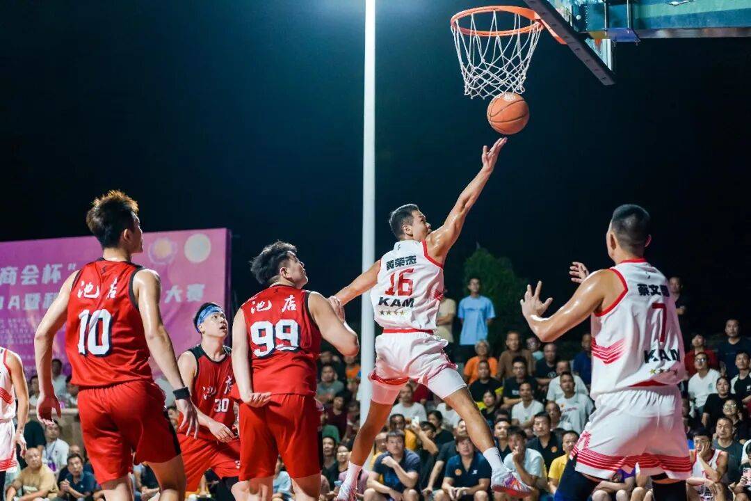 od体育在线-火热对决:篮球比赛赛场团结拼搏,斗志昂扬的简单介绍